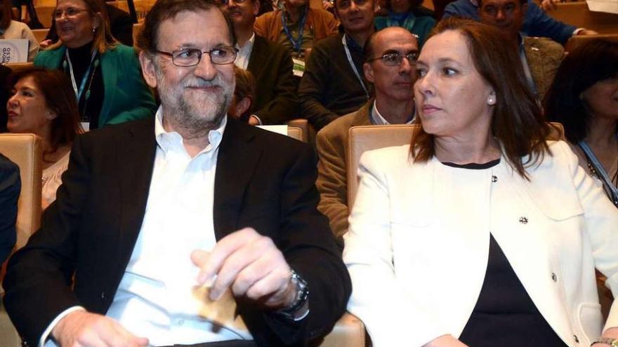 Rajoy con su esposa Elvira Fernández, ayer en el Congreso del PP de Pontevedra. // Rafa Vázquez