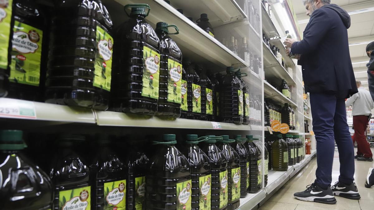 Aceite de oliva a la venta en un supermercado de Córdoba.
