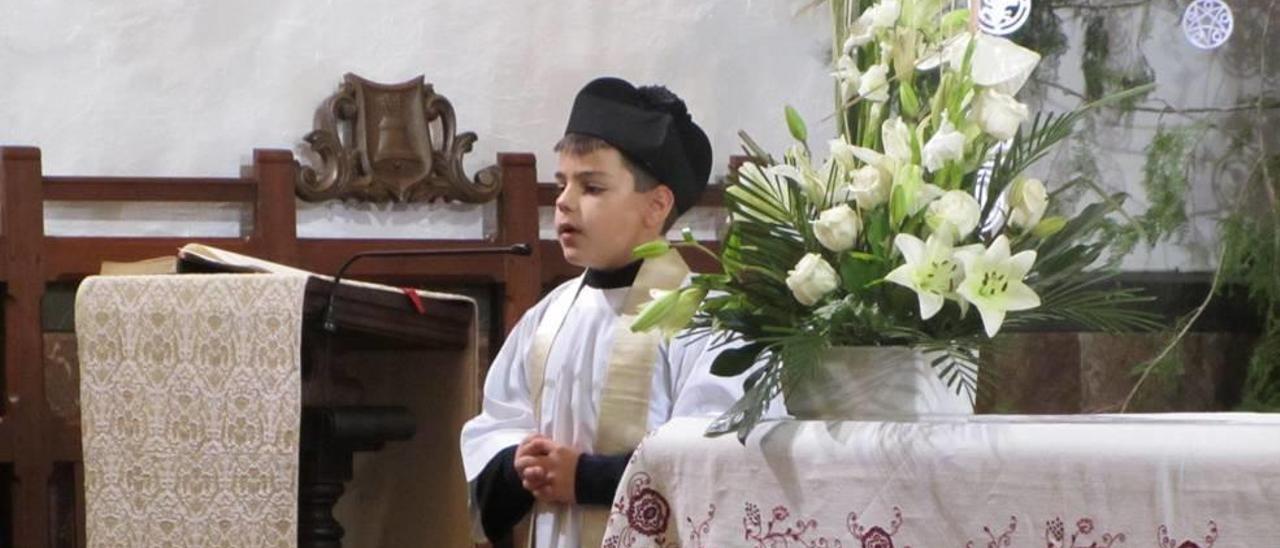 Un niño vestido de cura declama el Sermó de la Calenda.