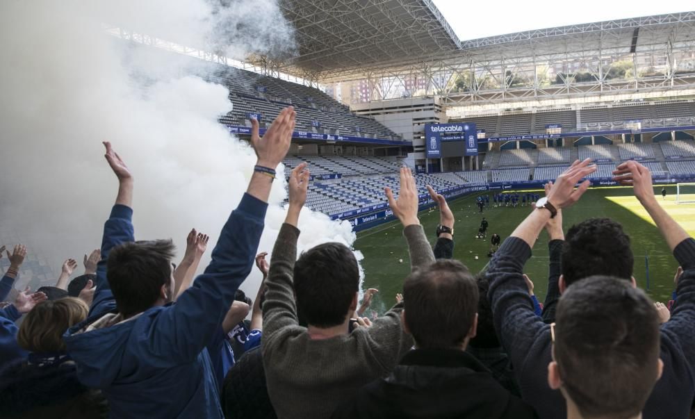 Los oviedistas apoyana a su equipo antes del derbi