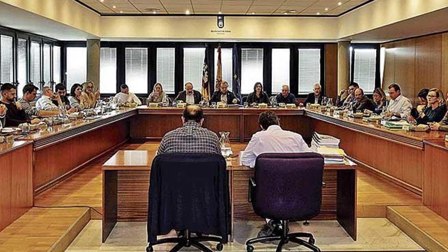 El pleno del ayuntamiento de CalviÃ , donde tienen mayorÃ­a PSOE y Podemos-MÃ©s.