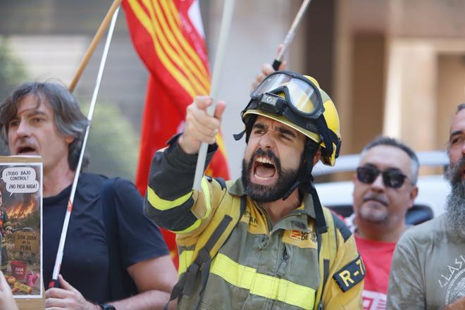 Protesta de los bomberos forestales en Zaragoza para exigir mejoras en sus condiciones laborales