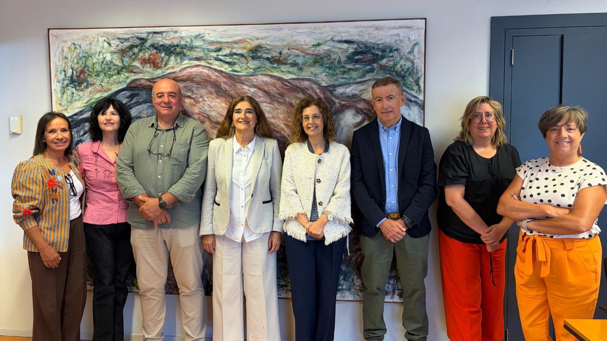De izquierda a derecha, los investigadores Montserrat Corujo, Ana Marinaa Tarrazo, Ángel Gómez Amorín, Manuela Gago, Carmen Durán , Esteban Castealo, Marta Piñeiro y Sagrario Pérez CAstellano, participantes en el proyecto MamoRisk,