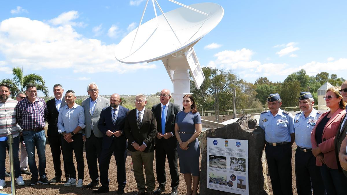 Autoridades durante el acto de inauguración de la antena, este miércoles.