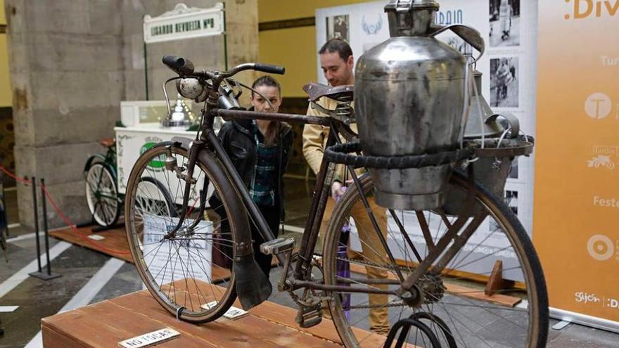 Exposición de &quot;La bici en Gijón&quot;, del velocípedo al carril bici, en el CCAI