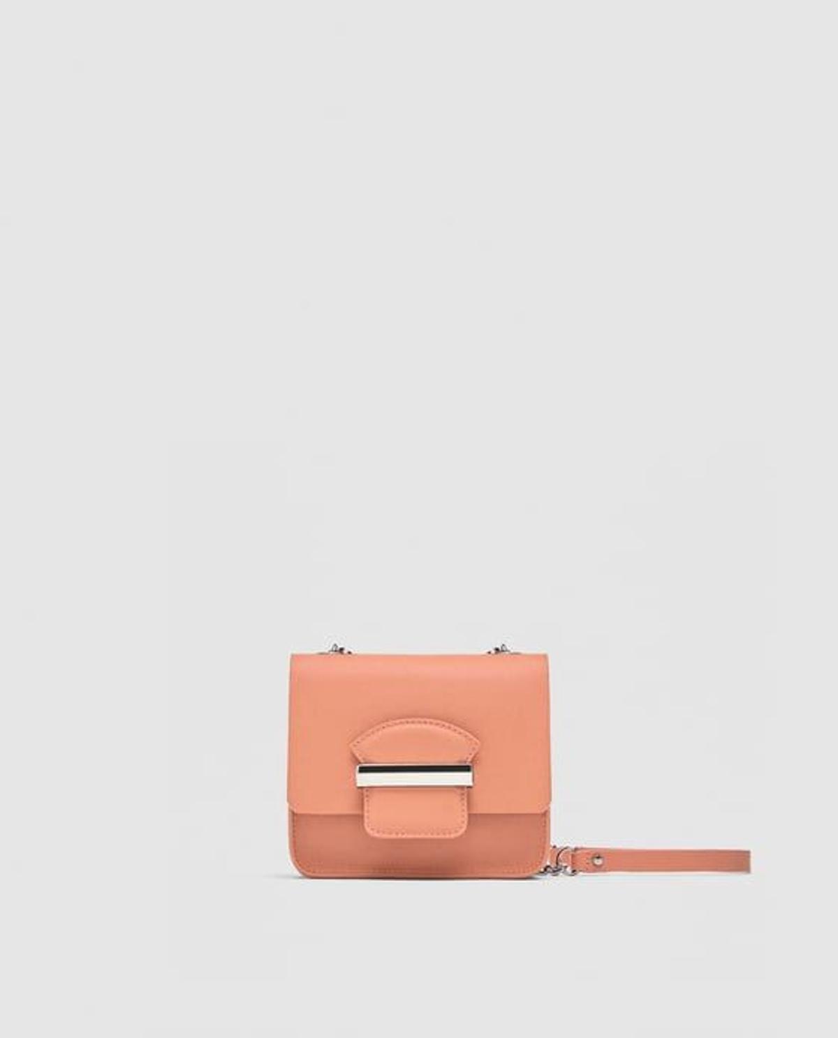 Bolso rosa con cadena de Zara (Precio: 19,95 euros)