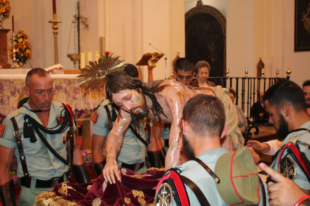 Entre una multitud de devotos se ha iniciado el Miércoles Santo de Antequera, en el que el Tercio Gran Capitán 1º de la Legión de Melilla ha realizado el ya traslado del Señor del Mayor Dolor