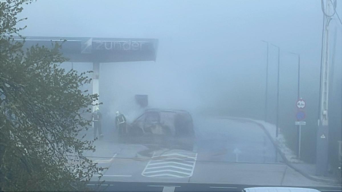 Efectivos del GES de Curtis apagan un vehículo en llamas en la electrolinera de Montesalgueiro.