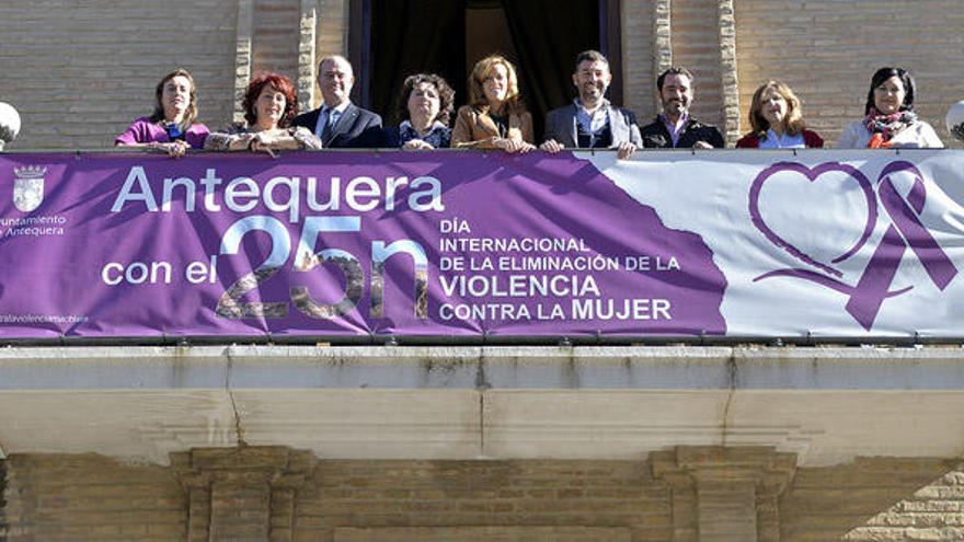 El balcón del Ayuntamiento de Antequera, con la lona que anuncia la campaña contra la violencia de género.