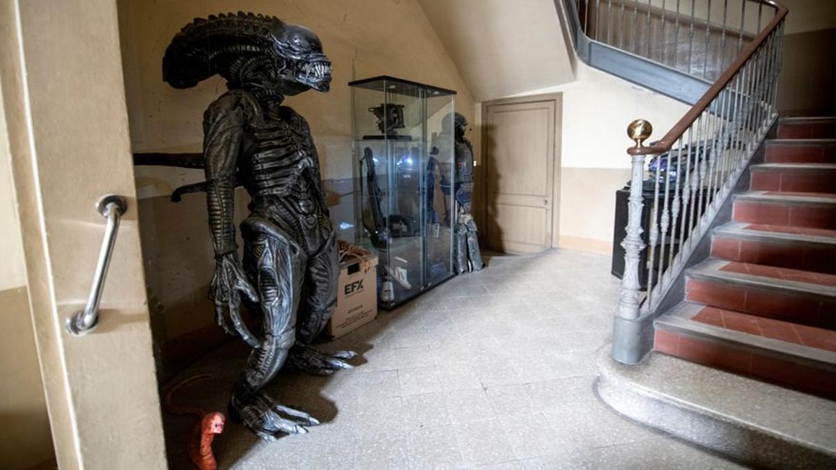 Un traje de Alien hecho a medida para Xenia entre el armamento de la saga y un traje de marine firmado por el actor Michael Biehn.