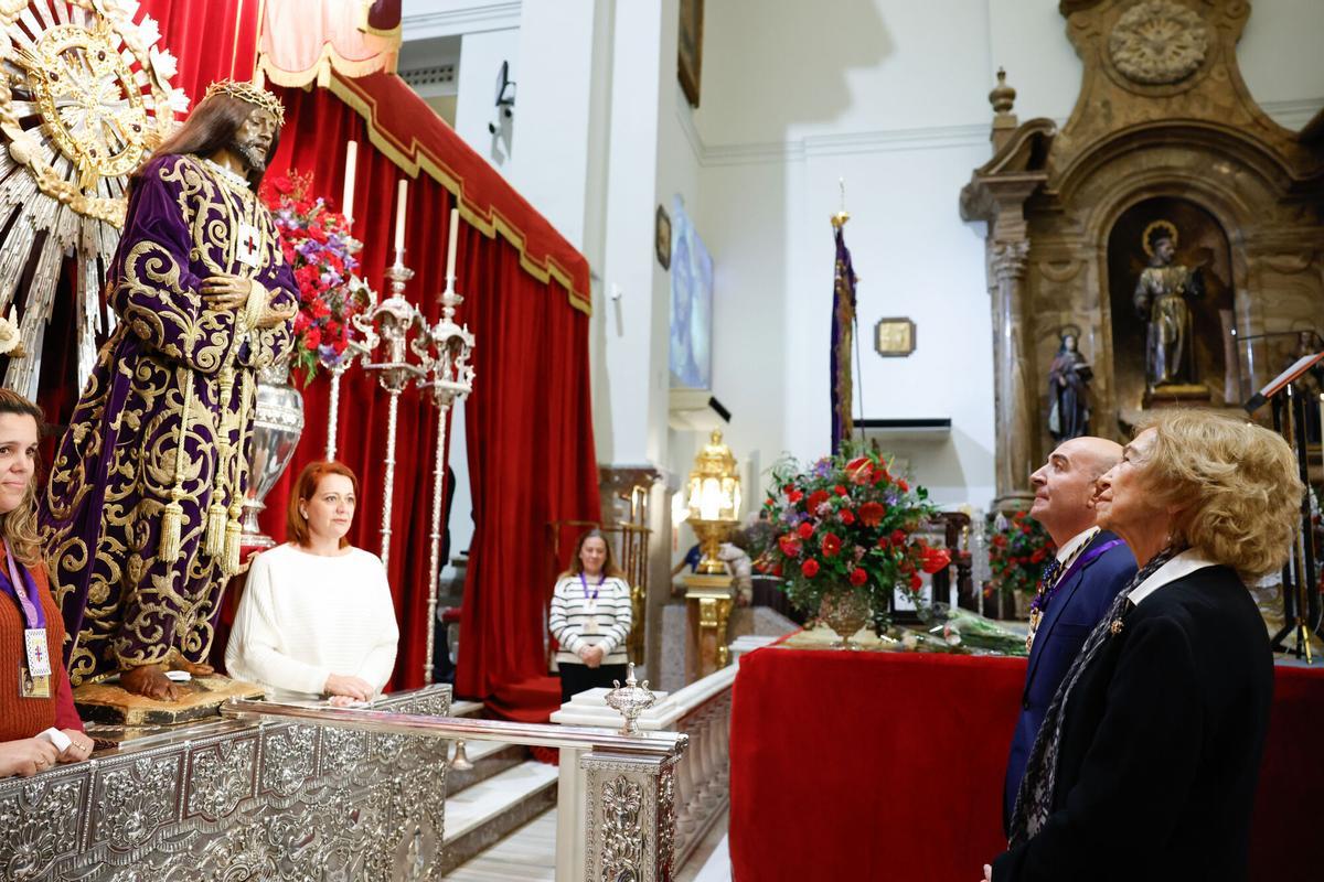 La reina Sofía ante la imagen de Jesús de Medinaceli en la Basílica este viernes.