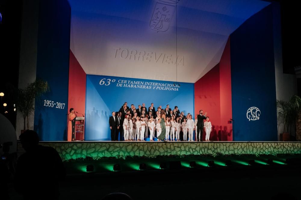 Imagen de la velada de apertura del 63º Certamen Internacional de Habaneras y Polifonía de Torrevieja con la participación del Coro Juvenil de la Escuela Coral Municipal y el Coro Voces Graves de Madr