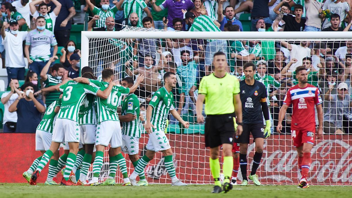 Los jugadores del Betis celebran el 2-1 de Fekir.