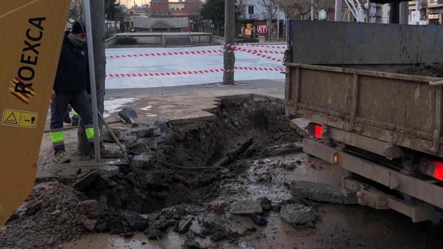 Els operaris treballen per solucionar l&#039;avaria a la plaça del Camp