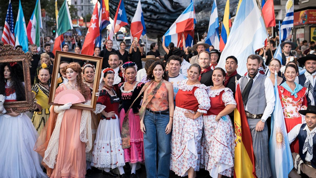 2.500 personas de 23 países desfilan por la Gran Vía en la Cabalgata por la Hispanidad