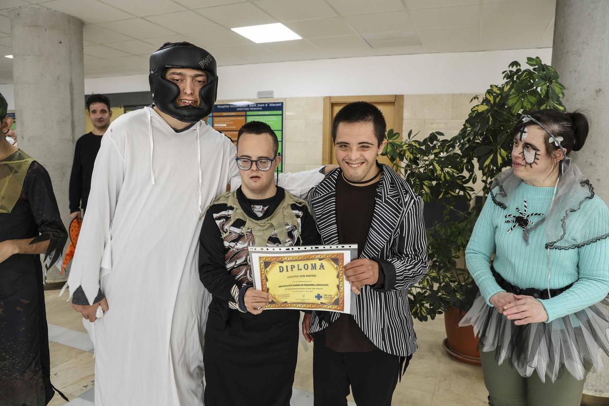 El Hospital de Sant Joan humaniza la atención al paciente oncológico con disfraces del personal de Enfermería y decoración de Halloween realizada por el Centro San Rafael El Hospital de Sant Joan humaniza la atención al paciente oncológico con disfraces del personal de Enfermería y decoración de Halloween realizada por el Centro San Rafael