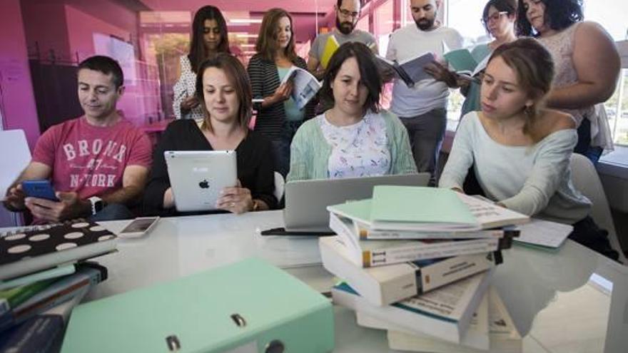 Parte del equipo de GoKoan con Clara Torrijos con una tableta examinando el programa que han desarrollado.