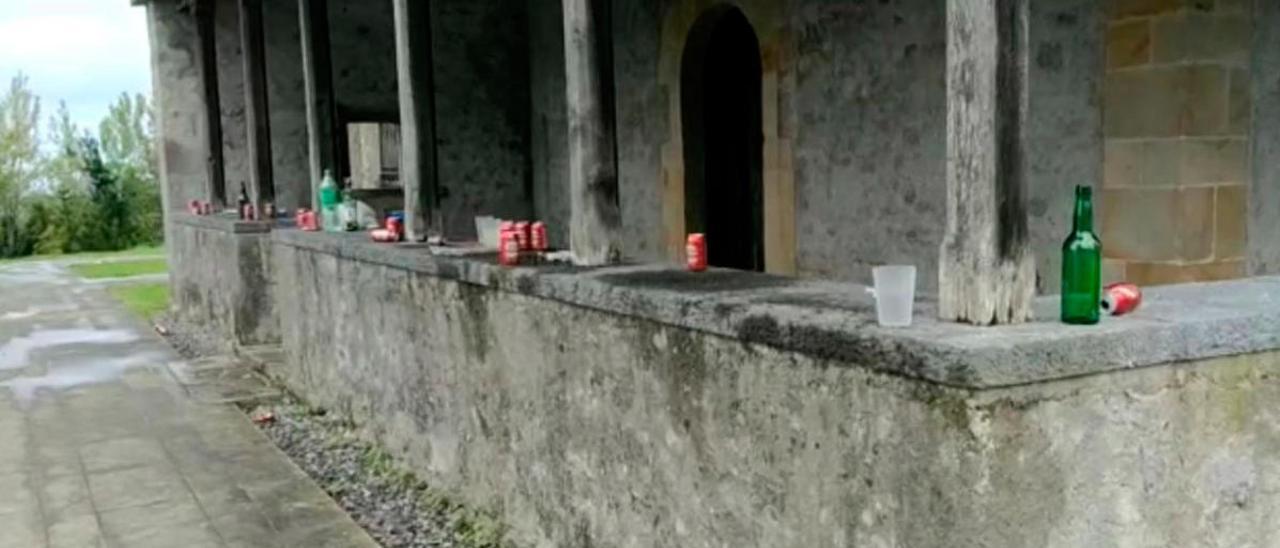 Restos de un botellón en la iglesia de Santiago de Gobiendes.