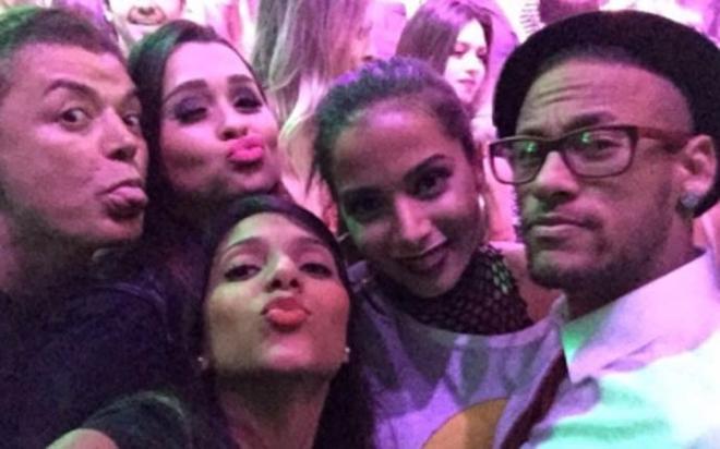 Neymar viajó a Brasil para acudir a la fiesta de cumpleaños de su hermana