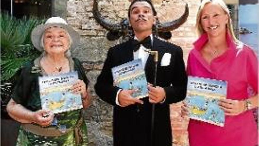 Pilarín Bayés, Cristina Cabañas i &quot;Salvador Dalí&quot;, presentant el llibre.