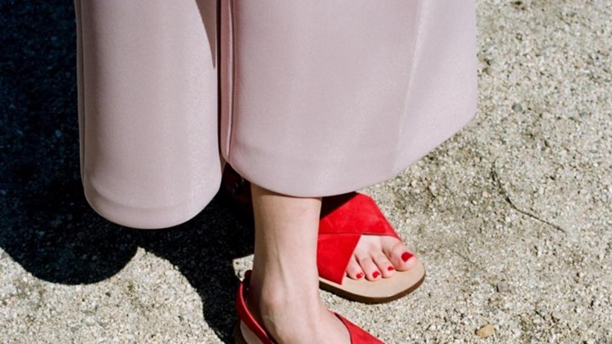 Sandalias de colores para combinar con tu pedicura