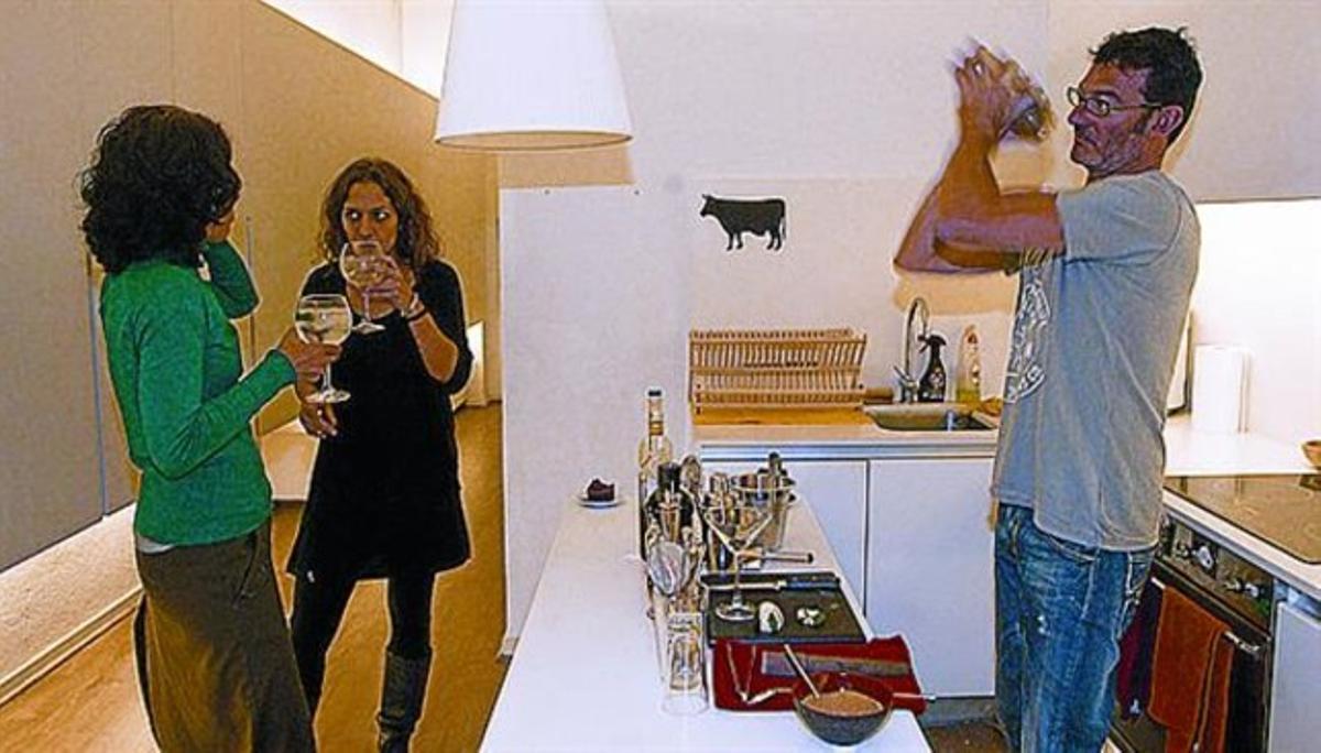 Carles Bonnin prepara uns còctels en un domicili. Carles Bonnin prepara uns còctels en un domicili.