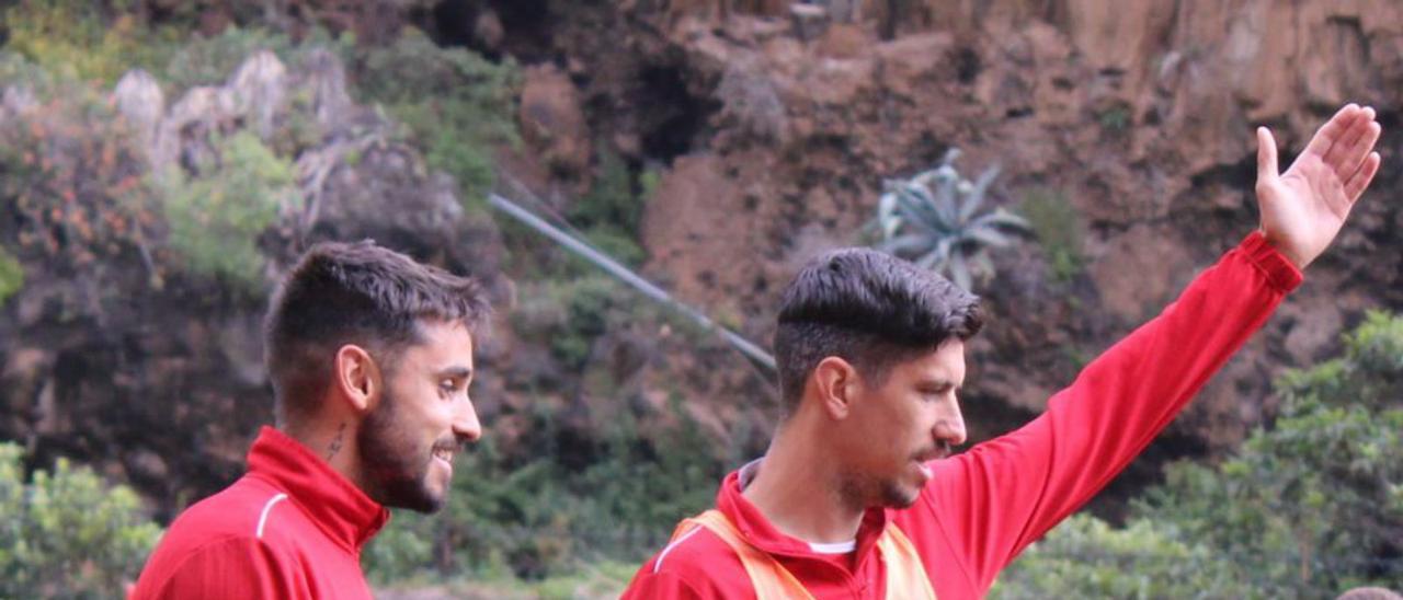 Álex García y Yeray, entrenando en el Silvestre Carrillo. | | CD MENSAJERO