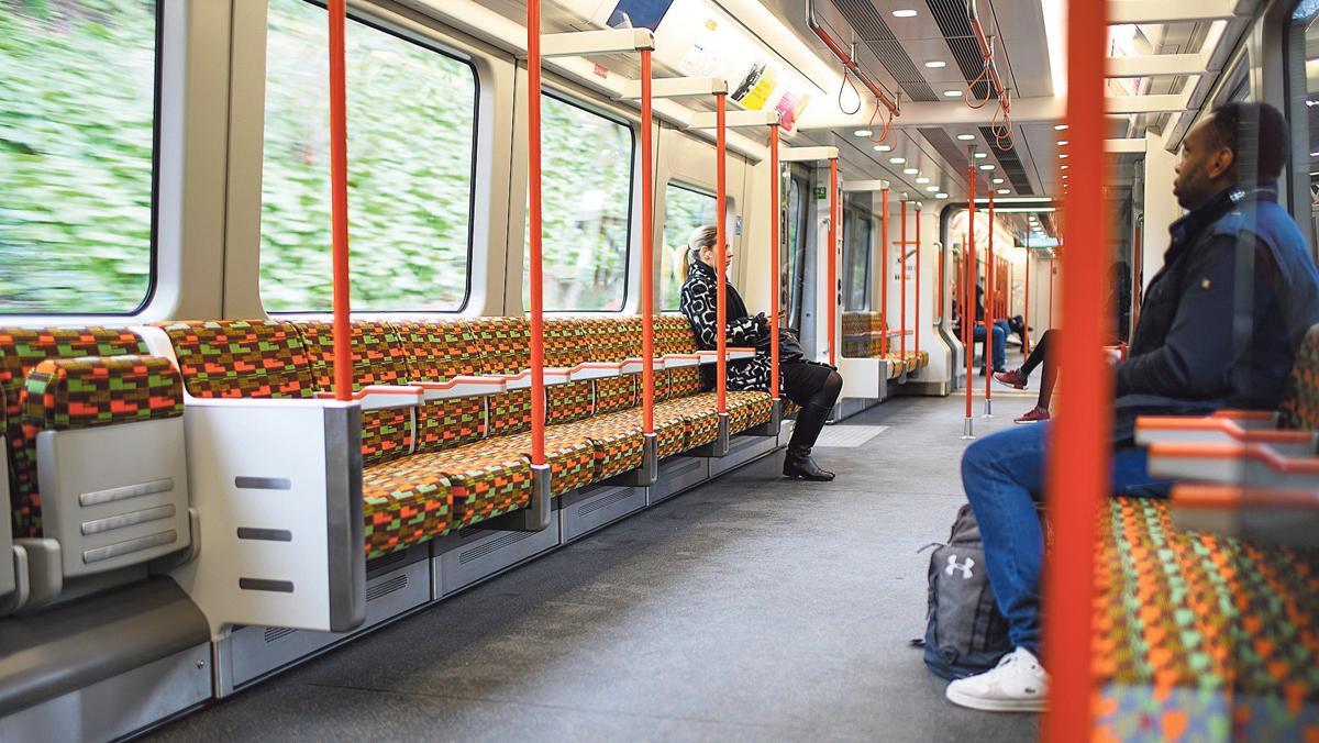 Interior de un metro de superficie en Londres