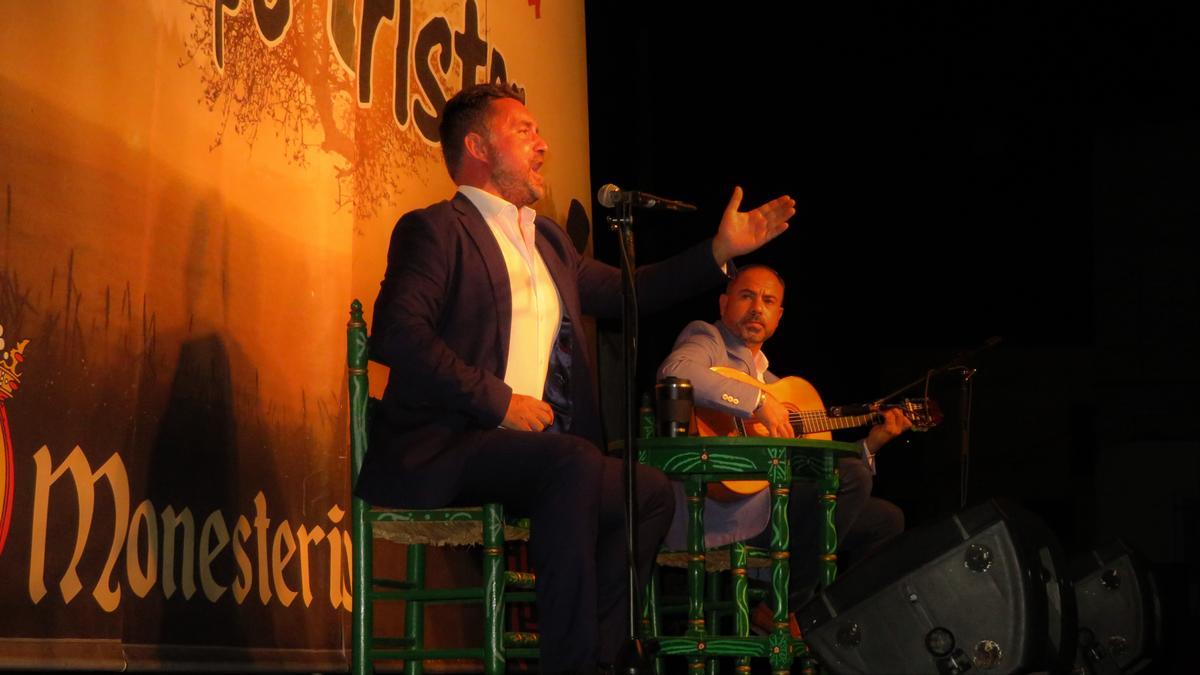 José Manuel Gómez, acompañado a la guitarra por Joaquín Muñino, durante su actuación, anoche en Monesterio