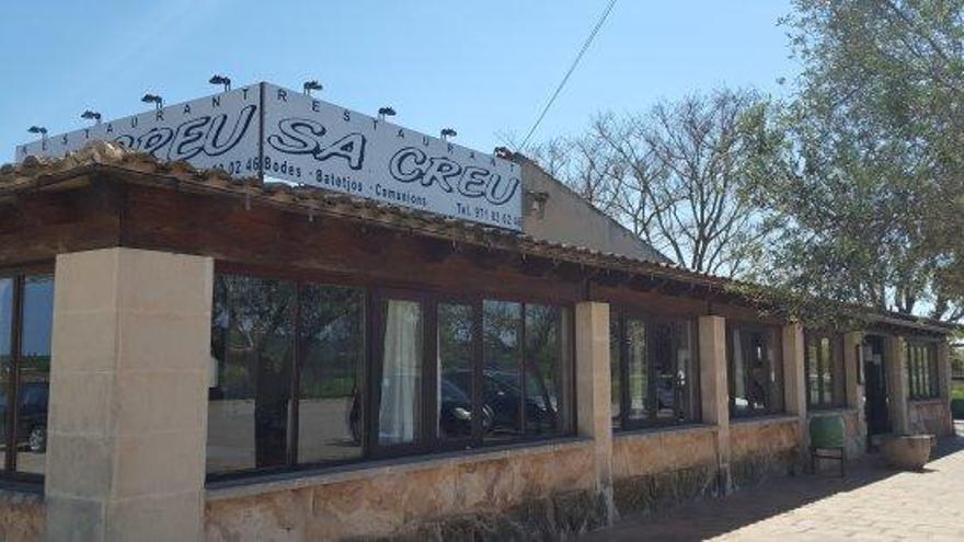 Un incendio quema parte del restaurante sa Creu en Petra