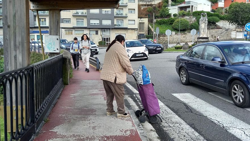 De nuevo a vueltas con las aceras del puente de A Barca: “Esto está abandonado, estamos en tierra de nadie”