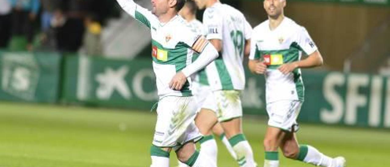 Nino celebra el gol que adelantó al Elche el sábado frente al Almería.