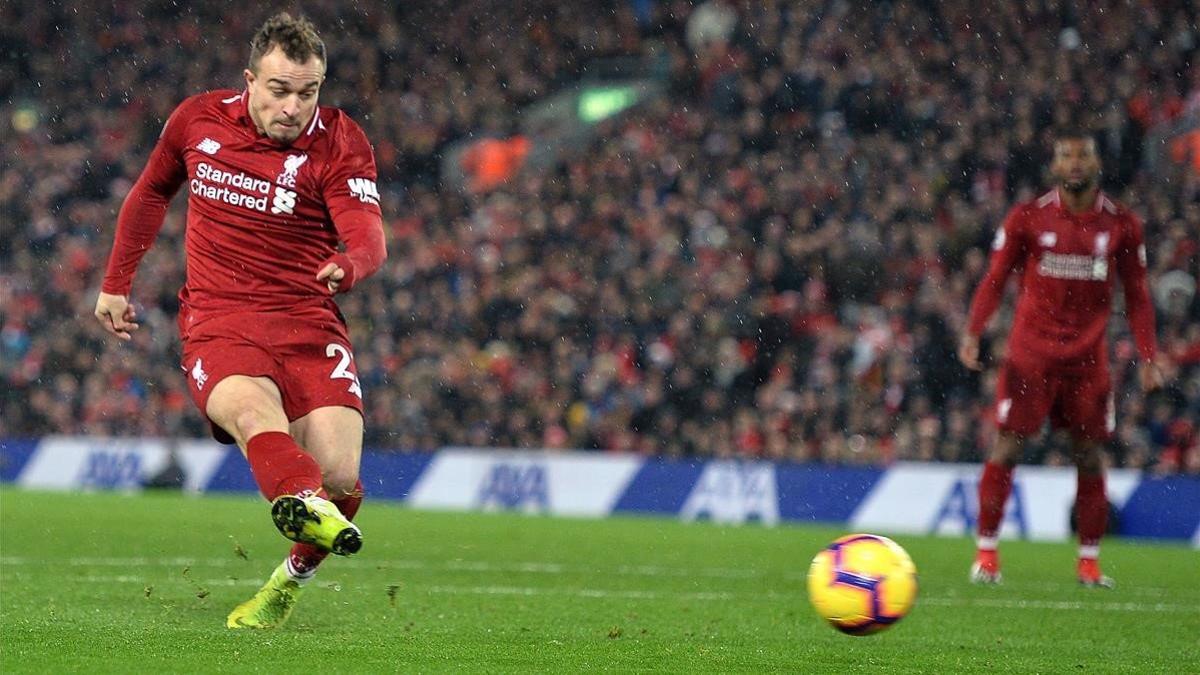 El suizo del Liverpool Shaqiri marca su segundo gol.