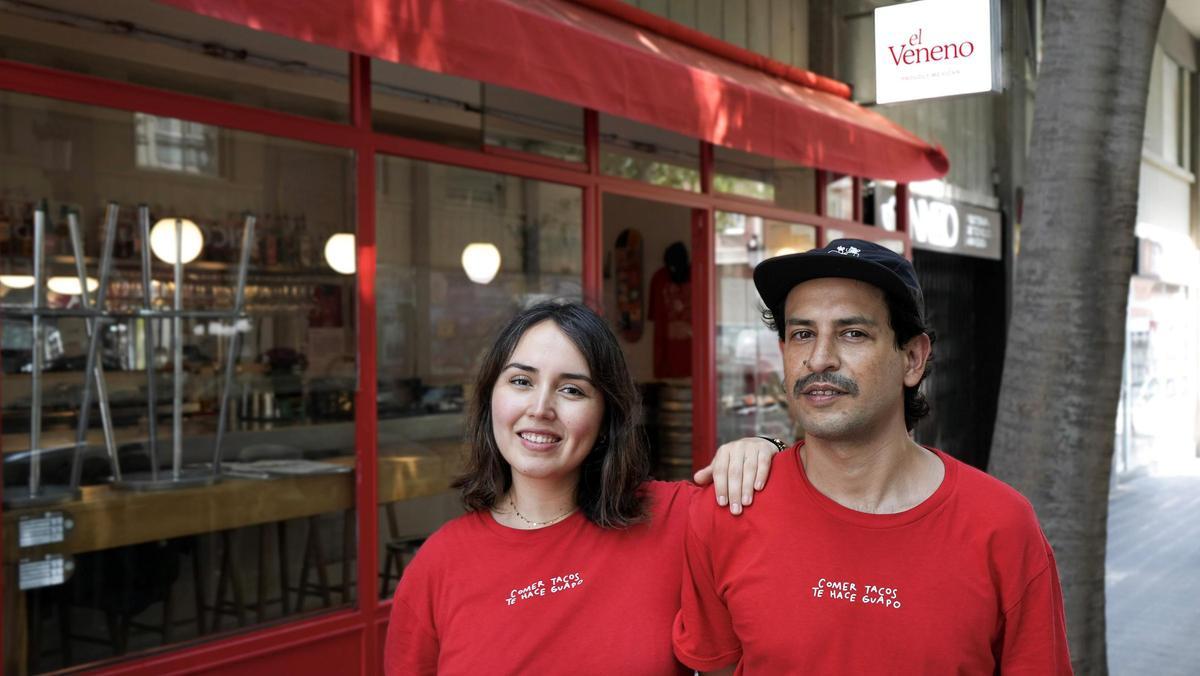 Tessi Eng y Manuel de la Torre, frente a la taquería El Veneno.