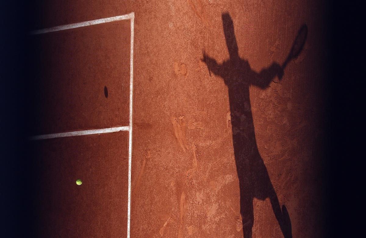 El tenista ruso Karen Khachanov devuelve una bola al argentino Juan Martín Del Potro, durante el partido de octavos de final del torneo Roland Garros que enfrentó a ambos este lunes en París (Francia).