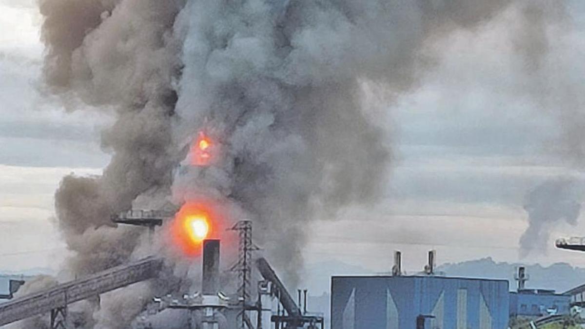 Incendio del horno alto A de ArcelorMittal en Veriña, el pasado 23 de marzo.