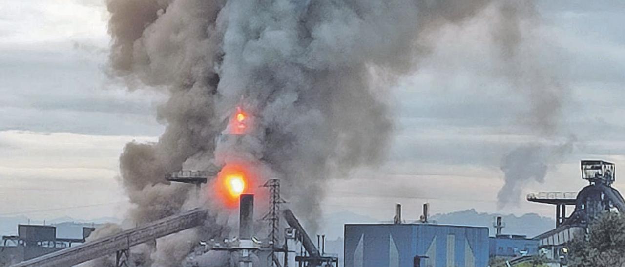 Incendio del horno alto A de ArcelorMittal en Veriña, el pasado 23 de marzo.