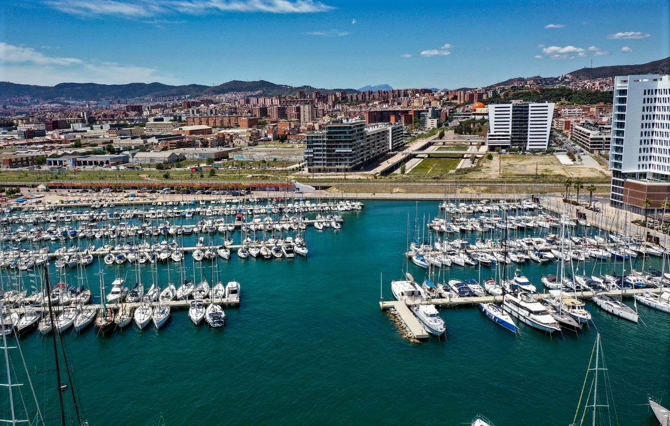 Vista aérea del Port de Badalona y el canal del barrio del Gorg.