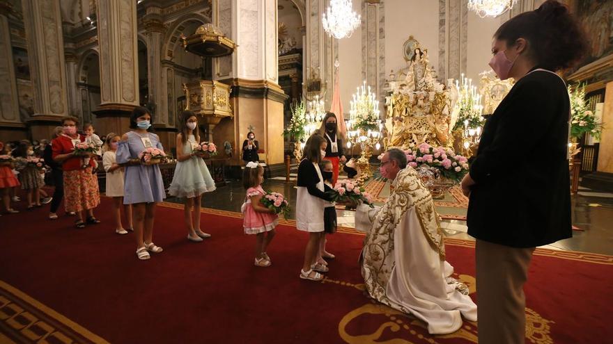 Los mejores momentos de la ofrenda de las rosarieras a la Virgen en Vila-real