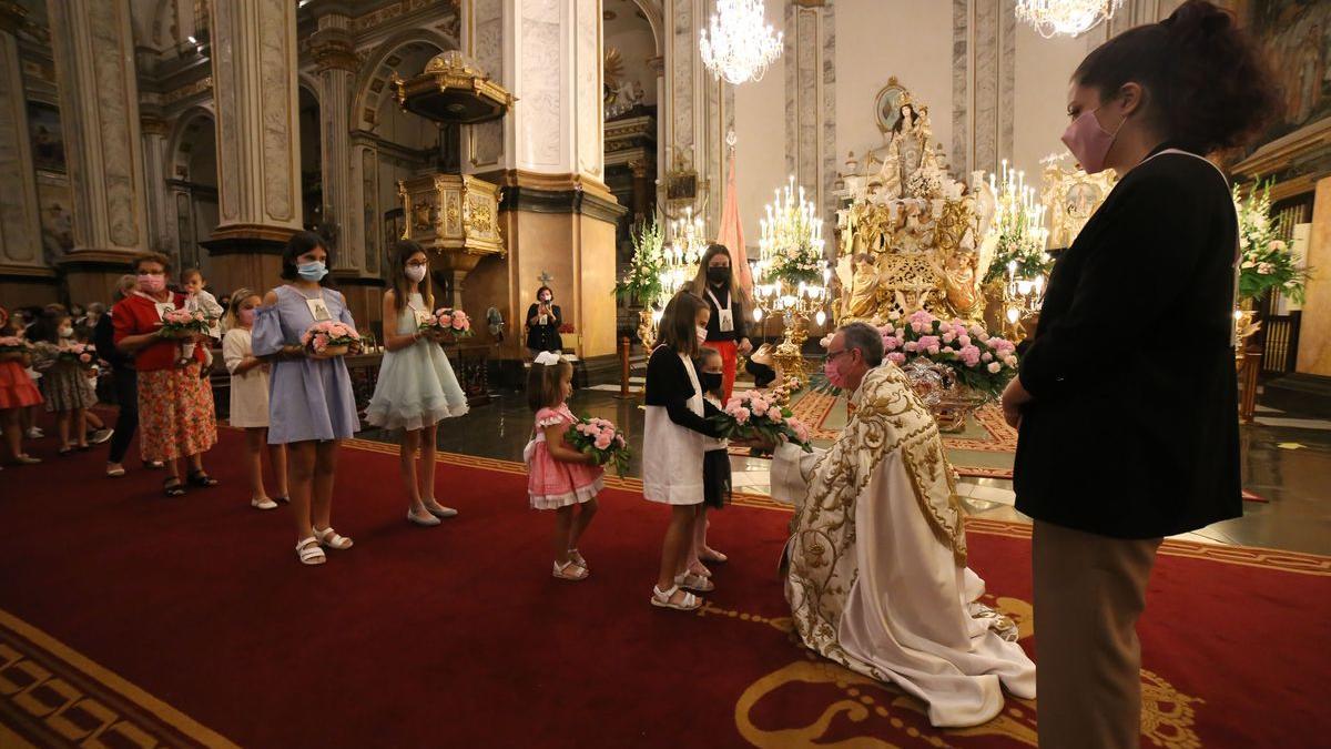 El covid no impidió que las rosarieras pudieran rendir honores a la Virgen un año más.