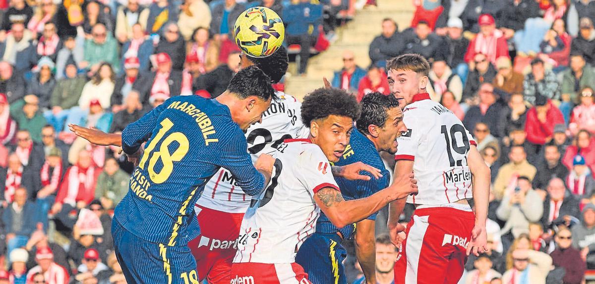 Una acció del duel contra l'Atlètic a Montilivi, jugat un diumenge a les dues