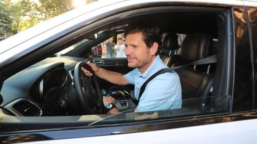 Mateu Alemany sale en su coche tras la reunión, ayer.