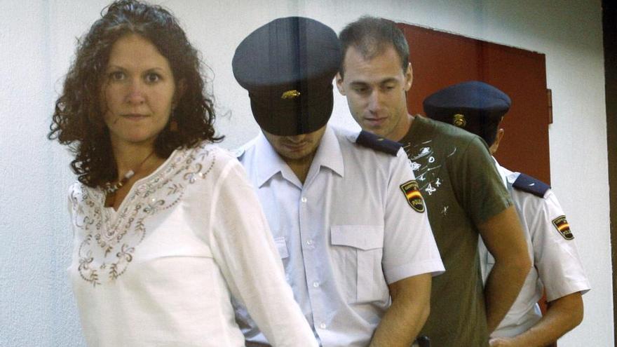 La madre, Sara Majarenas, en el juicio con el etarra junto al que fue detenida en Valencia.