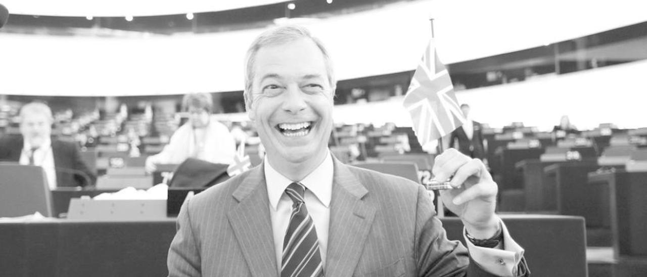 La alegría del eurófobo Nigel Farage. // Stefan Wermuth / Vincent Kessler / Reuters