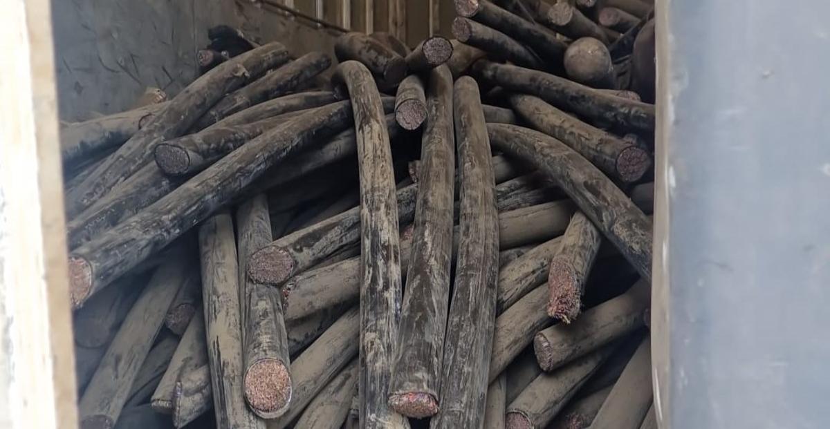 Un camión cargado con cable de cobre se salta un control en la C-16 y sus dos ocupantes acaban detenidos