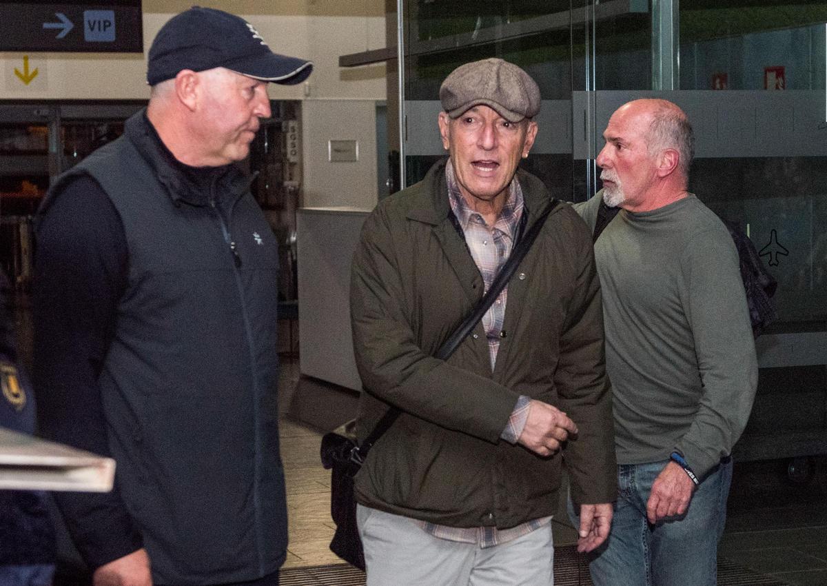 El Boss, en Barcelona. Bruce Springsteen llegó a Barcelona a las dos de la madrugada del miércoles 26 de abril, en el vuelo privado N240QS de la aerolinea NetJets procedente de Atlantic City.