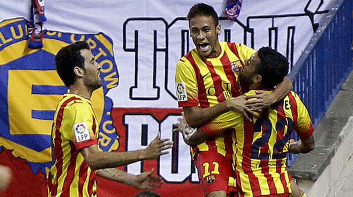 Neymar celebra el gol de l’empat amb Alves i Busquets.