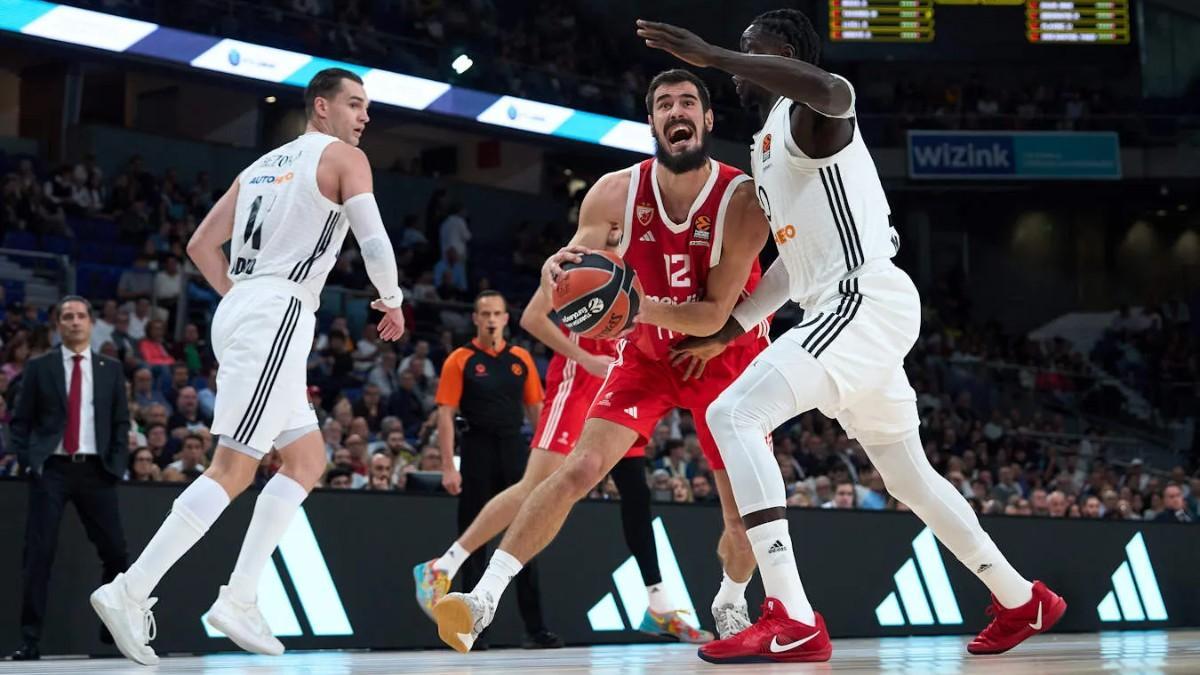 Nikola Kalinic ante el Real Madrid