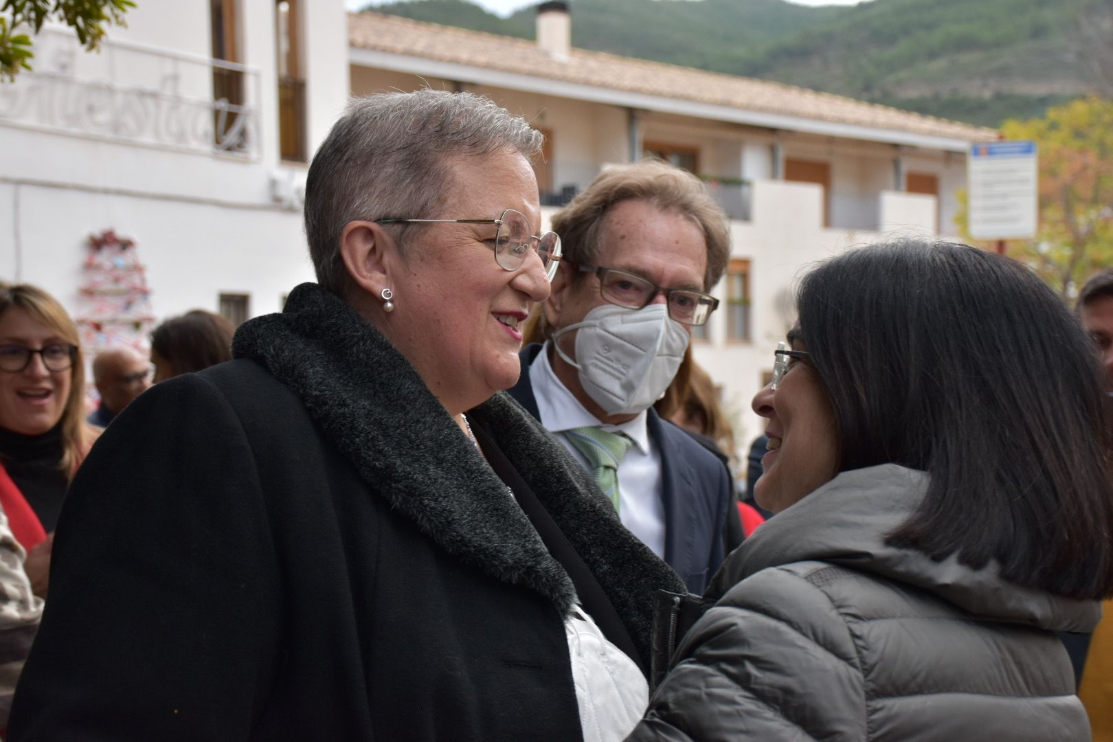 Sanidad condecora a la doctora Mª Amparo Máñez Martí