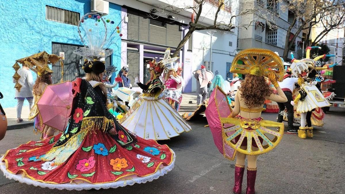 Varias personas se preparan para un desfile en unos carnavales de un año anterior.